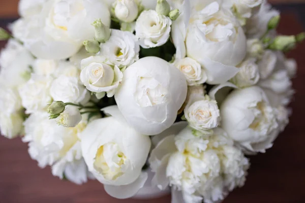 Белые Пионы Собранные Составе Свежие Натуральные Цветы Темном Фоне — стоковое фото