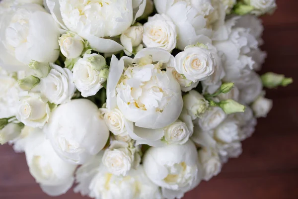 Peonías Blancas Recogidas Una Composición Flores Frescas Naturales Sobre Fondo — Foto de Stock