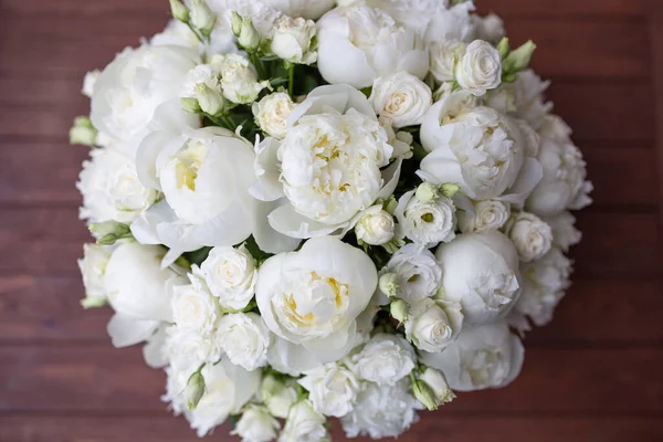 Peonías Blancas Recogidas Una Composición Flores Frescas Naturales Sobre Fondo — Foto de Stock