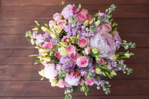 Frische Blumen Bouquet Mit Pfingstrosen Montiert Einer Hutschachtel Foto Auf — Stockfoto