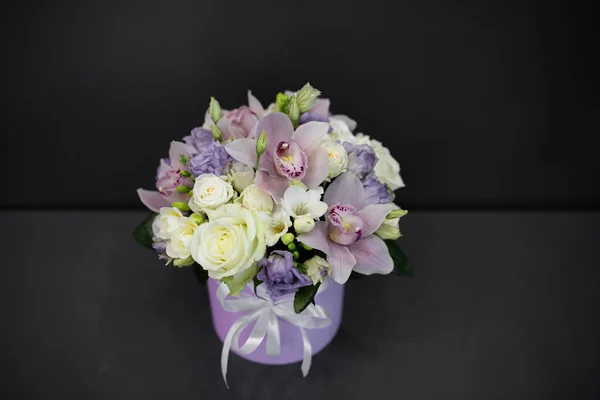鲜花在花束中采摘 有紫丁香色花朵的帽盒 免版税图库图片