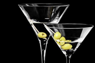 Siyah bir zemin üzerine yeşil zeytin ile sek martini Close-Up