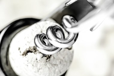 Tirbuşon bir şişe şarap mantarlar arka plan üzerinde açma