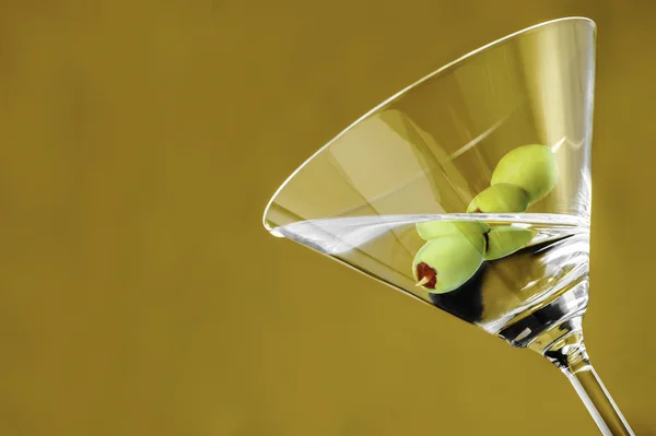 Nahaufnahme von trockenen Martini mit grünen Oliven — Stockfoto