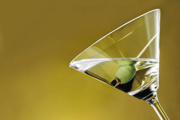 Yeşil Zeytin ile sek martini Close-Up — Stok fotoğraf