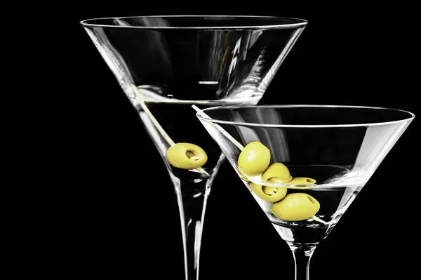 Close-up van droge martini met groene olijven op een zwarte achtergrond — Stockfoto