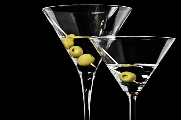 Siyah bir zemin üzerine yeşil zeytin ile sek martini Close-Up