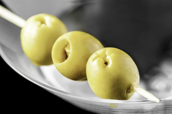 Yakın çekim yeşil zeytin sek martini