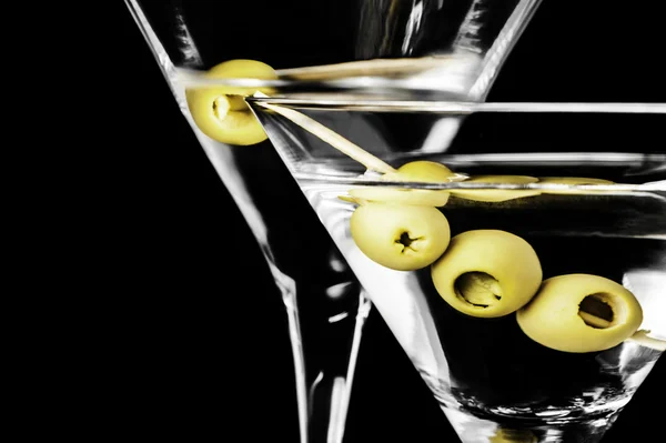 Nahaufnahme von trockenen Martini mit grünen Oliven auf schwarzem Hintergrund — Stockfoto
