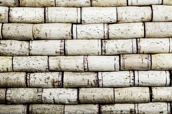 Kullanılan şarap şişesi yakın çekim yatay biçimi görüntü arka plan mantarlar