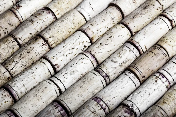 Kullanılan şarap şişesi yakın çekim yatay biçimi görüntü arka plan mantarlar