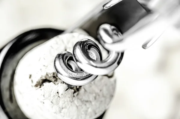 Tirbuşon bir şişe şarap mantarlar arka plan üzerinde açma