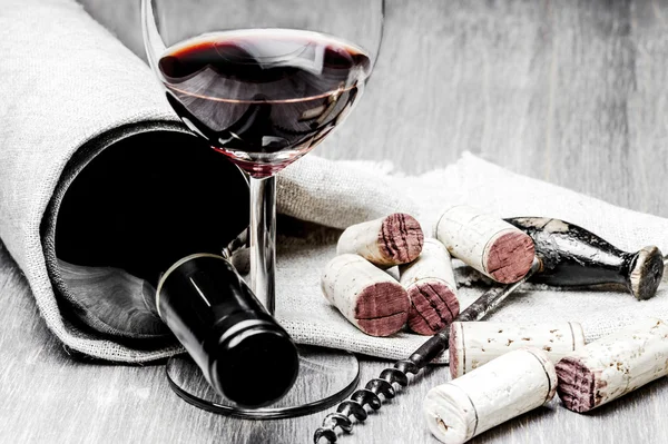 Mantarlar, tirbuşon, şarap cam ve ahşap arka plan üzerinde şişe