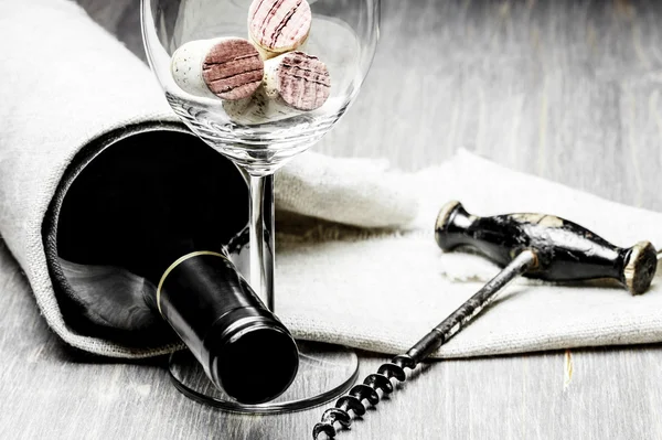 Mantarlar, tirbuşon, şarap cam ve ahşap arka plan üzerinde şişe