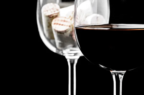 Tappi da vino e bicchiere da vino su sfondo nero — Foto Stock