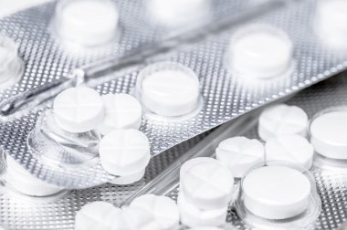 Beyaz tıp tablet blister içinde yakın çekim