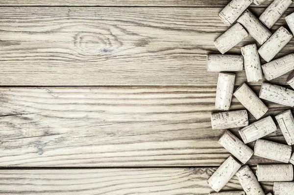 Ahşap arka planda şarap mantarları