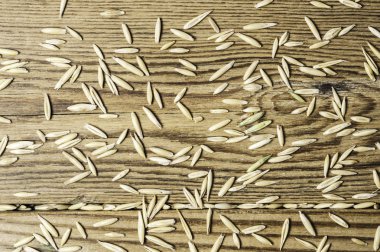 Doğal ahşap yatay biçimde üzerine yulaf taneleri