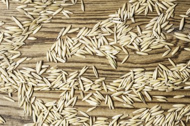 Doğal ahşap yatay biçimde üzerine yulaf taneleri