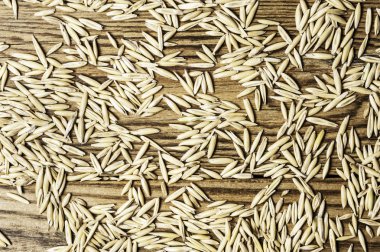 Doğal ahşap yatay biçimde üzerine yulaf taneleri