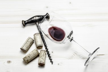 Mantarlar, tirbuşon ve ahşap arka plan üzerinde şarap kadehi