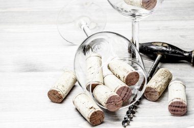 Mantarlar, tirbuşon ve ahşap arka plan üzerinde şarap kadehi