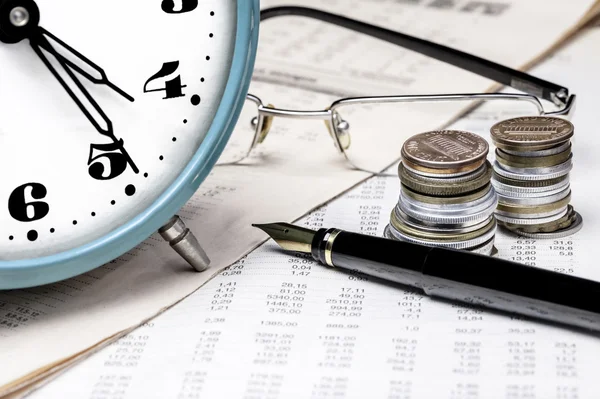 Érmék, egy óra, szemüveg és egy töltőtollat, egy adattábla — Stock Fotó
