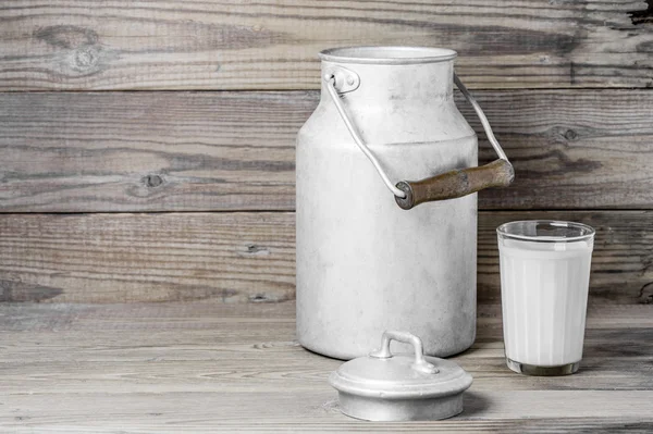 Bir süt ve bir süt cam ahşap bir arka plan üzerinde olabilir
