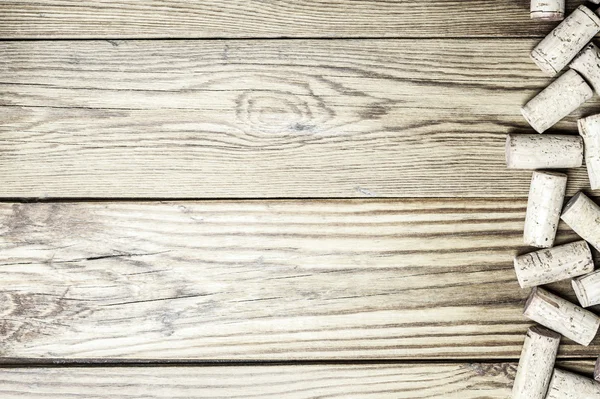 Yakın çekim yatay biçimde ahşap arka plan üzerinde şarap mantarlar