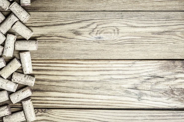 Yakın çekim yatay biçimde ahşap arka plan üzerinde şarap mantarlar