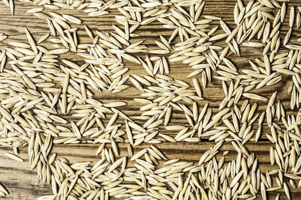 Doğal ahşap yatay biçimde üzerine yulaf taneleri