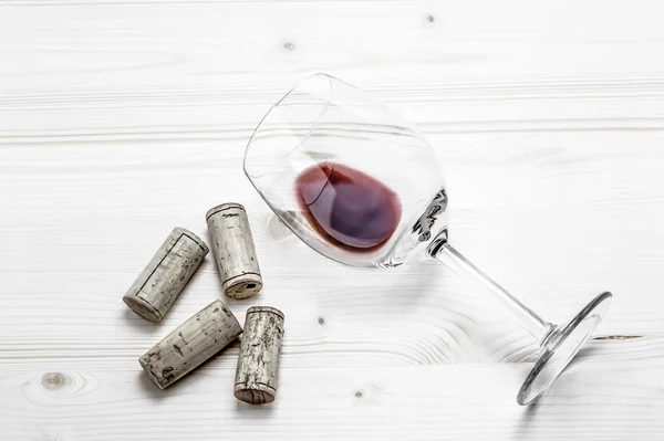 Tappi e bicchiere di vino su uno sfondo di legno — Foto Stock