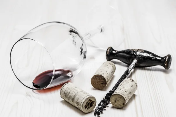 Corchos, sacacorchos y copa de vino sobre fondo de madera —  Fotos de Stock