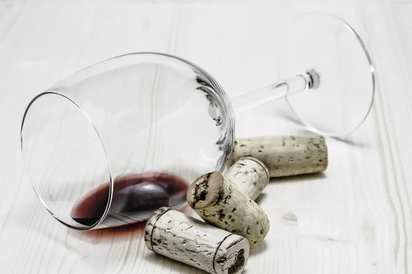 Corks and wine glass on a wooden background — Stock Photo, Image