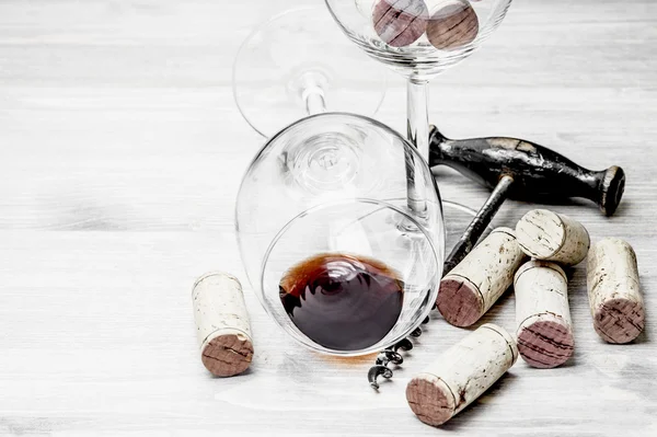 Sughero, cavatappi e bicchiere da vino su fondo di legno — Foto Stock