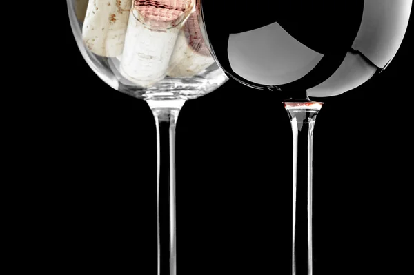 Primer plano de tapones de vino y copa de vino sobre fondo negro — Foto de Stock