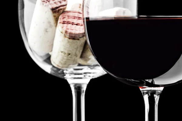 Primer plano de tapones de vino y copa de vino sobre fondo negro —  Fotos de Stock