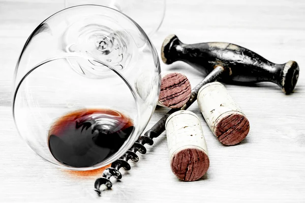 Corks, corkscrew and wine glass on a wooden background — Stock Photo, Image