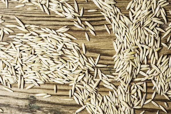 Doğal ahşap yatay biçimde üzerine yulaf taneleri