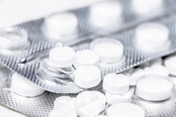 Bliska medycyna białych tabletek w blistrze — Zdjęcie stockowe