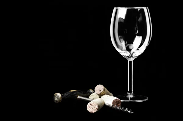 Tappi da vino, un cavatappi e un bicchiere di vino su sfondo nero — Foto Stock