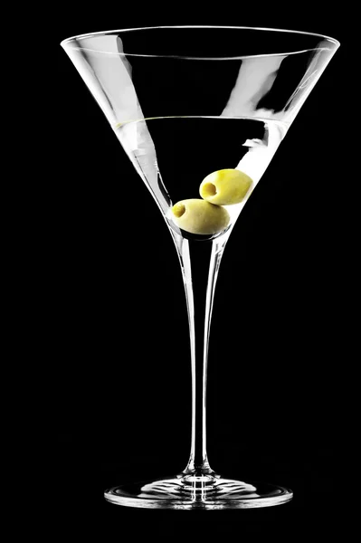 Bicchiere Martini con olive su fondo nero — Foto Stock