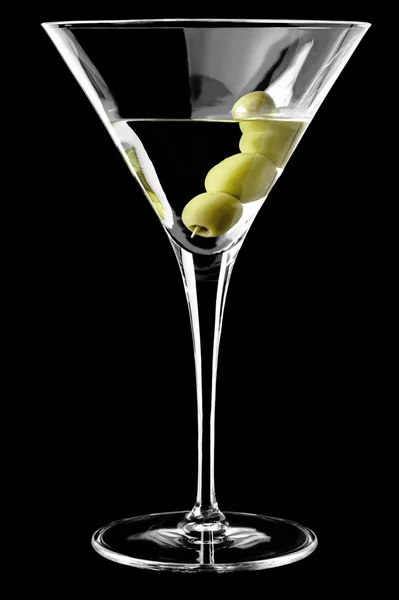 Bicchiere Martini con olive su fondo nero — Foto Stock