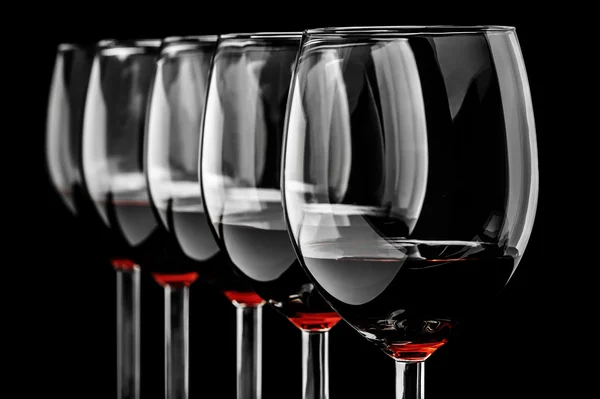 Copas de vino sobre fondo negro — Foto de Stock