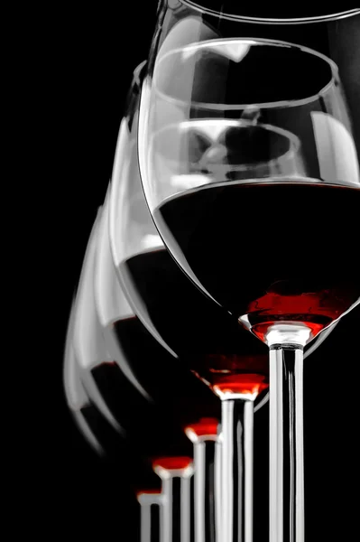 Bicchieri da vino su sfondo nero — Foto Stock