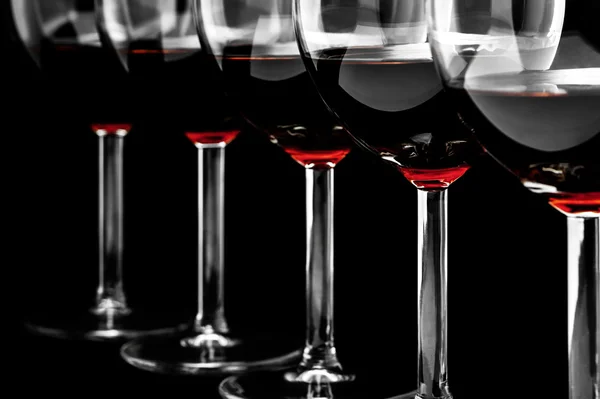 Copas de vino sobre fondo negro — Foto de Stock