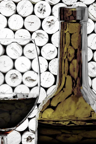 Bir bardak şarap ve bir şişe mantarlar arka plan üzerinde