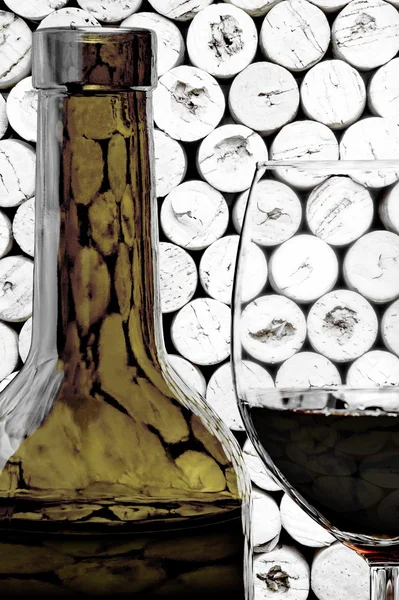 Bir bardak şarap ve bir şişe mantarlar arka plan üzerinde