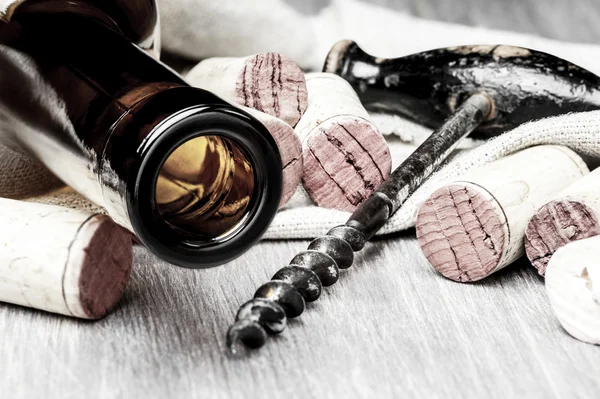 Mantarlar, tirbuşon ve şişe Tekstil ahşap bir zemin üzerine