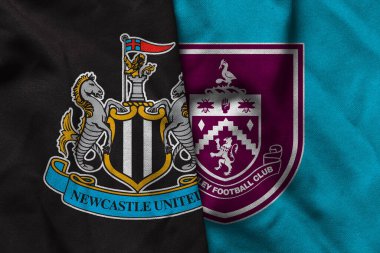 Pringsewu, Lampung; 5 Aralık 2025; Newcastle United futbol kulübü logosu Burnley FC 'yi içerir. Premier League Şampiyonasının dalgalı desenli bayrak amblemi.